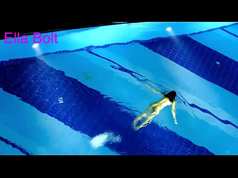 ❤️ म हेर्न रोक्न सक्दिन, जवान गोरा ELLA BOLT रिसोर्ट पूलमा नग्न पौडी खेल्दै समातियो सेक्स  ﹏